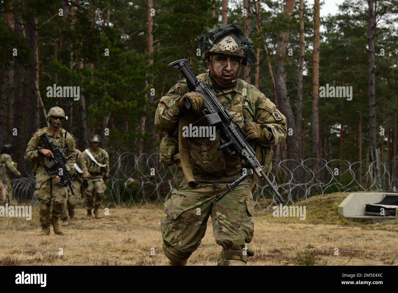 STATI UNITI I paracadutisti dell'esercito assegnati al Battaglione dell'ingegnere della Brigata del 54th, 173rd Brigata aerea si preparano a superare un ostacolo nella Grafenwoehr Training Area, Germania, 6 marzo 2022. La Brigata Airborne 173rd è la U.S.A. La forza di risposta di contingenza dell'esercito in Europa, che fornisce le forze rapidamente dispiegabili alle aree di responsabilità europee, africane e del comando centrale degli Stati Uniti. Schierata in avanti in Italia e Germania, la brigata si allena regolarmente insieme agli alleati e ai partner della NATO per costruire partnership e rafforzare l’alleanza. Foto Stock