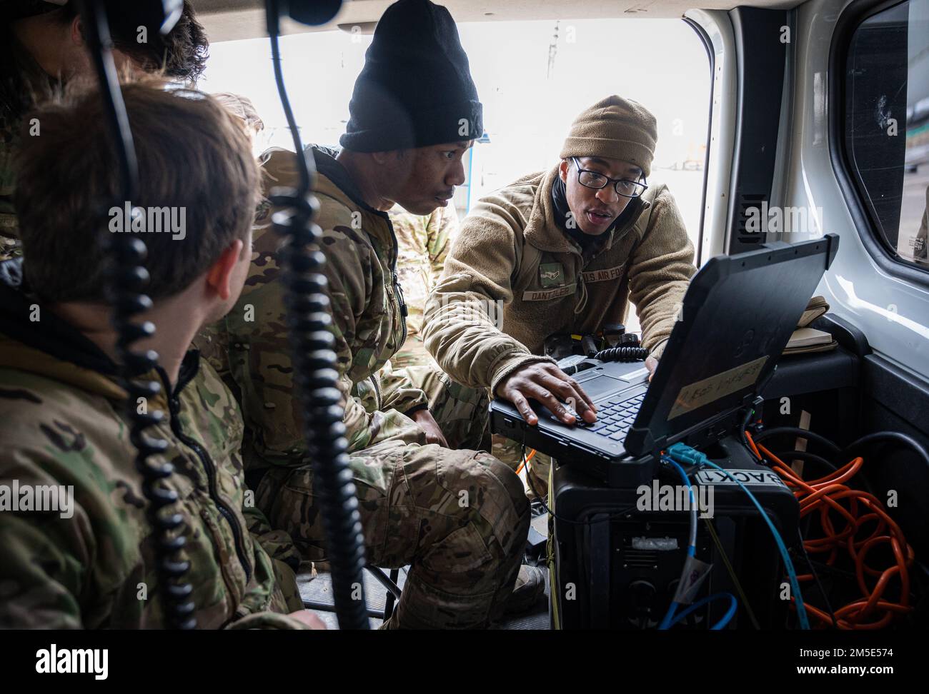 STATI UNITI Air Force Tactical Air Control Party Operators e Combat Communications Airmen, assegnati alla 435th Air Ground Operations Wing, risolvono i problemi delle apparecchiature di comunicazione in Romania, 6 marzo 2022. Gli operatori TACP, assegnati al 4th Air Support Operations Group, si integrano con il personale di 1st Combat Communication Squadron per fornire una conoscenza tempestiva e pertinente degli spazi di battaglia dall'avanguardia per garantire la sicurezza e la sicurezza dello spazio aereo di Alliance. Foto Stock