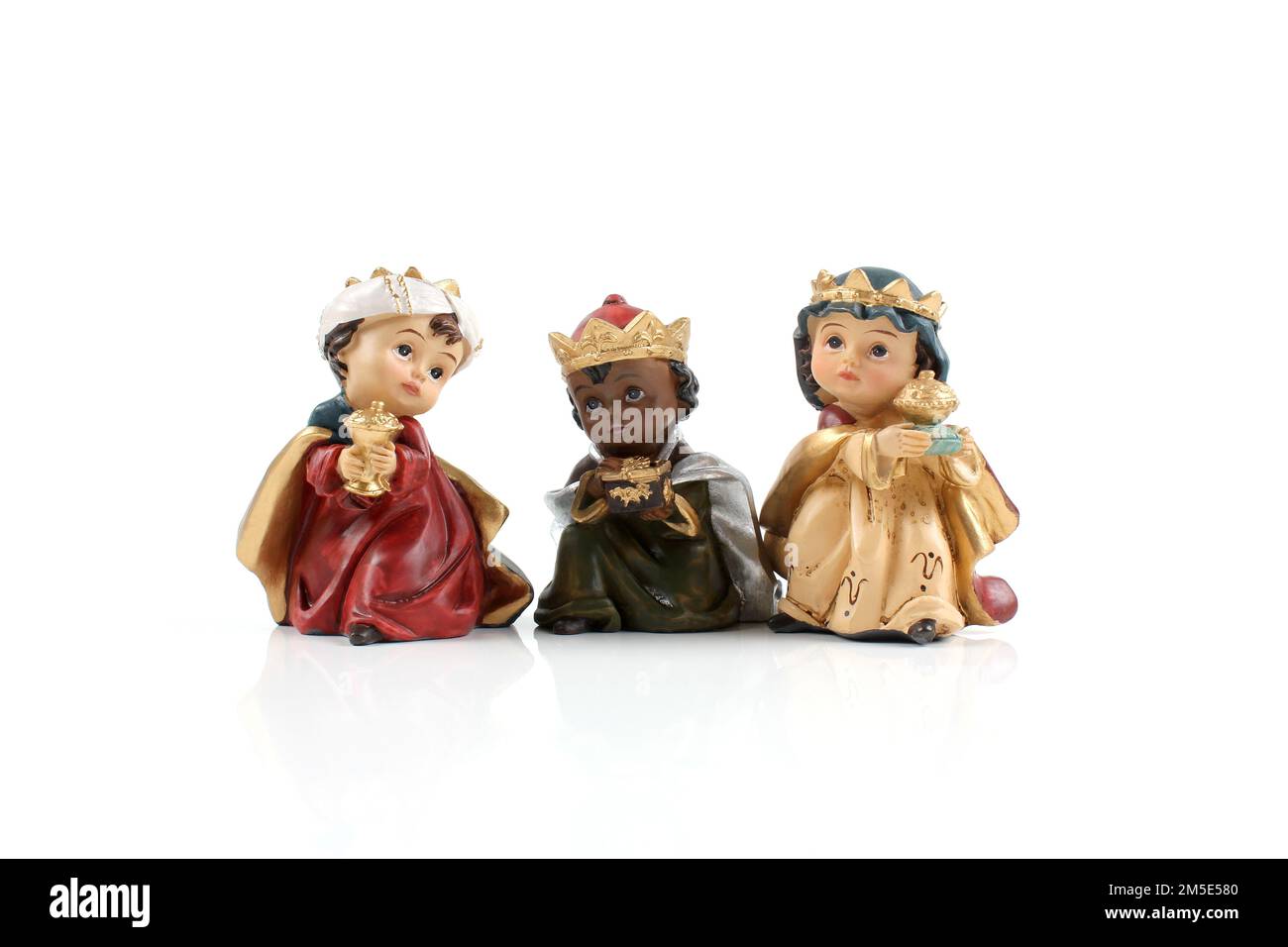 I tre saggi. Figure in ceramica isolate su sfondo bianco. Spazio di copia. Foto Stock