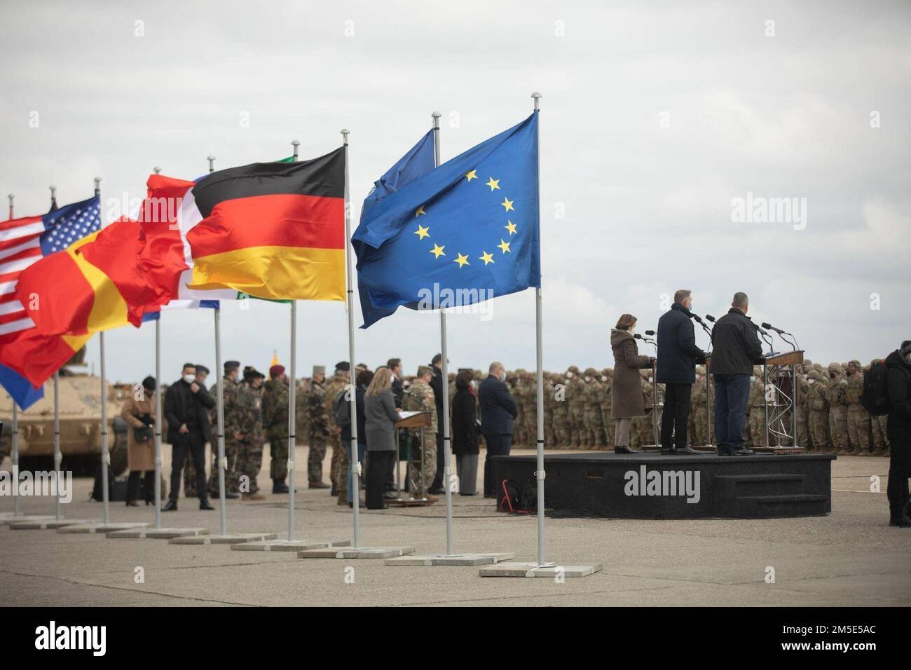 Il Presidente della Romania, Klaus Iohannis, il primo Ministro della Romania, Nicolae Cicua, e il Ministro delle forze Armate della Repubblica francese, la signora Florence Parly, si rivolgono a dignitari e truppe dell'Alleanza NATO presso la base aerea Mihail Kogalniceanu, Romania, 6 marzo 2022. Come membro dell'Alleanza, gli Stati Uniti si impegnano a fornire forze alla forza di risposta della NATO, la NRF, nel caso in cui la NATO attivi che costruisce e rafforza la difesa orientale per dissuadere ulteriori aggressioni. Foto Stock