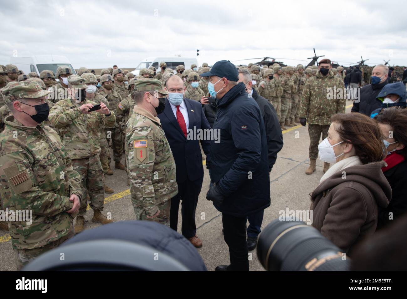 Matthew Van Wagenen, vice comandante generale, V Corps Forward, saluta il Presidente della Romania, Klaus Iohannis, e gli Stati Uniti Ambasciata in Romania responsabile Affari, David Muniz prima degli Stati Uniti Truppe dell'esercito e media locali e internazionali, 6 marzo 2022, Mihail Kogălniceanu Airbase, Romania. V Corps è il corpo americano schierato in avanti in Europa; l'unità lavora insieme agli alleati della NATO e ai partner di sicurezza regionali per fornire forze pronte per il combattimento, eseguire esercitazioni di addestramento congiunte e multinazionali e mantenere il comando e il controllo di tutte le unità rotazionali e assegnate nel Teat europeo Foto Stock