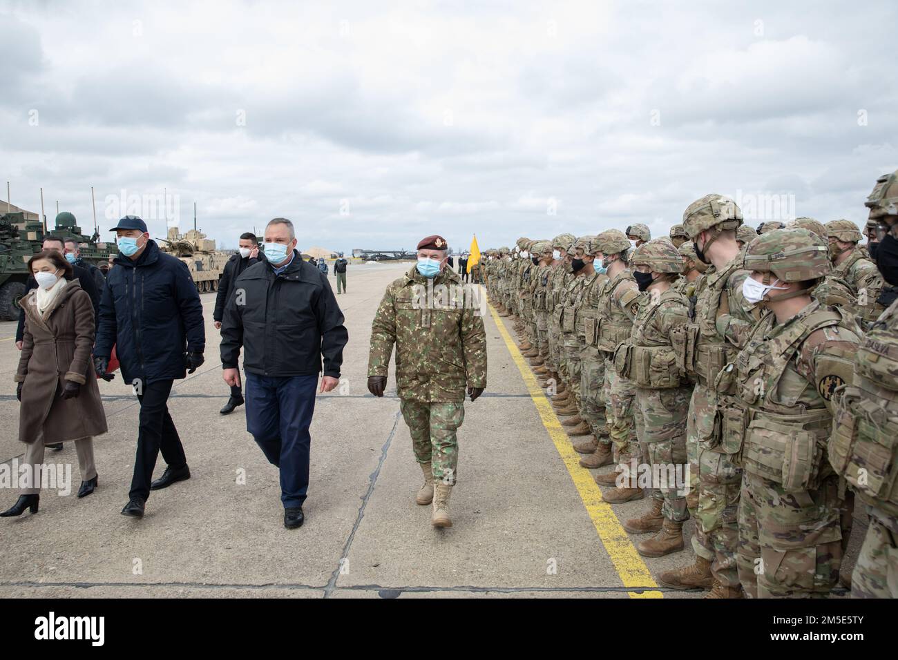 Presidente della Romania Klaus Iohannis, primo Ministro della Romania Nicolae Ciuca, e Ministro delle forze Armate Repubblica francese Firenze Parly Walk prima di una formazione di truppe statunitensi alla NATO Welcome and Romanian Service Members' Memorial Ceremony, 6 marzo 2022, Mihail Kogălniceanu Airbase, Romania. Come membro dell'Alleanza, gli Stati Uniti si impegnano a fornire forze alla forza di risposta della NATO, la NRF, nel caso in cui la NATO attivi che costruisce e rafforza la difesa orientale per dissuadere ulteriori aggressioni. Foto Stock