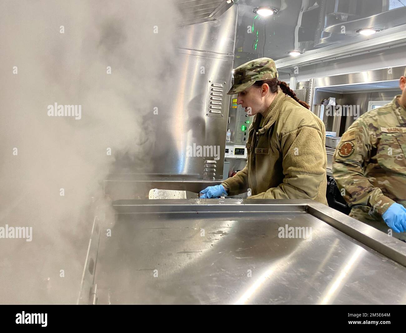 Tecnico. Deloris Jessel, 141st Force Support Squadron food Services Technician, mans la stufa in preparazione per il pranzo pasto nel DRMKT alla trivella il 6 marzo 2022, alla Fairchild Air Force base, Washington. Il DRMKT è un rimorchio industriale per cucina, facile da configurare e da preparare, e aiuta il 141st FSS a fornire pasti per un massimo di 2.000 persone. (Foto della Guardia Nazionale aerea di staff Sgt. Jordan Pollock) Foto Stock