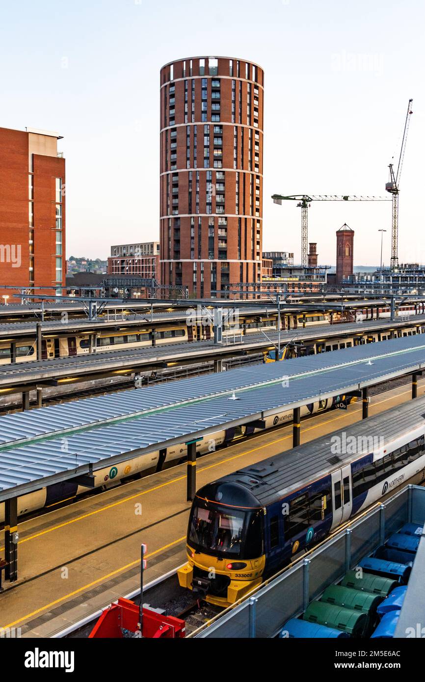 LEEDS, REGNO UNITO - 21 APRILE 2022. Vista aerea delle piattaforme deserte e dei treni passeggeri alla stazione ferroviaria di Leeds durante lo sciopero dei lavoratori ferroviari Foto Stock