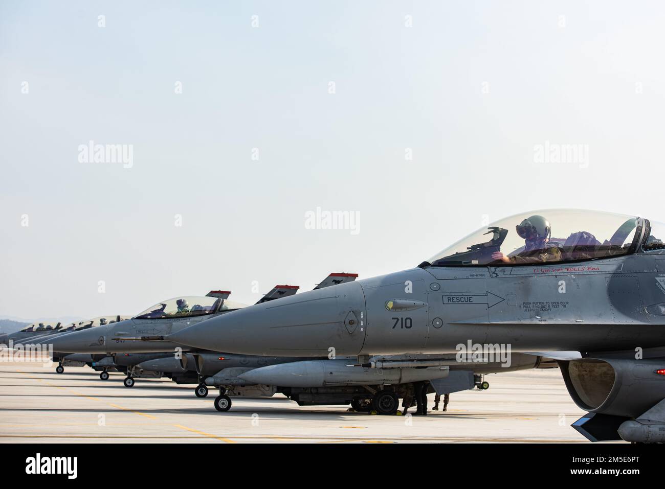 F-16 Fighting Falcon piloti con la 36th Fighter Squadron line up per la pre-partenza presso Osan Air base, Repubblica di Corea, 7 marzo 2022. Il 36th FS è uno squadrone pronto per i combattimenti con la capacità di condurre missioni in aria, a stretto contatto (CAS) e in controrotazione sia di giorno che di notte. Nel corso dei suoi 101 anni di storia, il 36th FS ha volato più di 20 diversi tipi di velivoli, ha ricevuto 22 citazioni di unità e ha accumulato 24 razionatori di servizi e campagne. Foto Stock