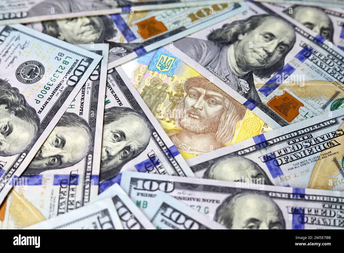 Irivnia Ucraina circondata da banconote in dollari statunitensi. Concetto di assistenza americana per l'Ucraina, tasso di cambio Foto Stock