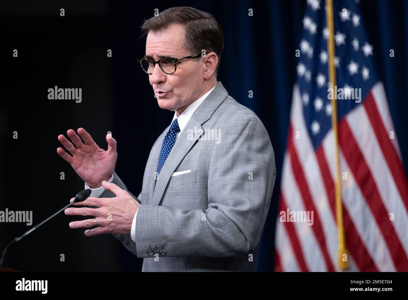 Il segretario stampa del Pentagono John F. Kirby tiene un briefing alla stampa al Pentagono, Washington, D.C., 7 marzo 2022. (Foto DOD di Lisa Ferdinando) Foto Stock