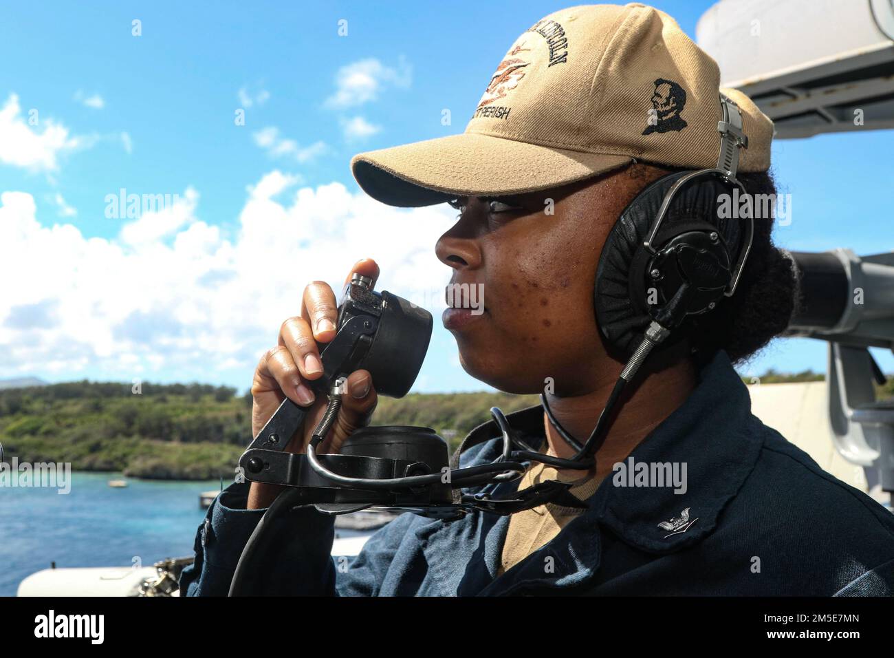 BASE NAVALE GUAM (7 marzo 2022) Quartermaster 3rd Class Tyese Dykes, di San Diego, utilizza un telefono cellulare alimentato dal suono mentre la portaerei di classe Nimitz USS Abraham Lincoln (CVN 72) inizia dalla base navale Guam dopo una visita al porto. Abraham Lincoln Strike Group è in fase di implementazione pianificata nell'area delle operazioni della flotta 7th degli Stati Uniti per migliorare l'interoperabilità attraverso alleanze e partnership e al tempo stesso fungere da forza di risposta pronta a sostegno di una regione indomPacifico libera e aperta. Foto Stock