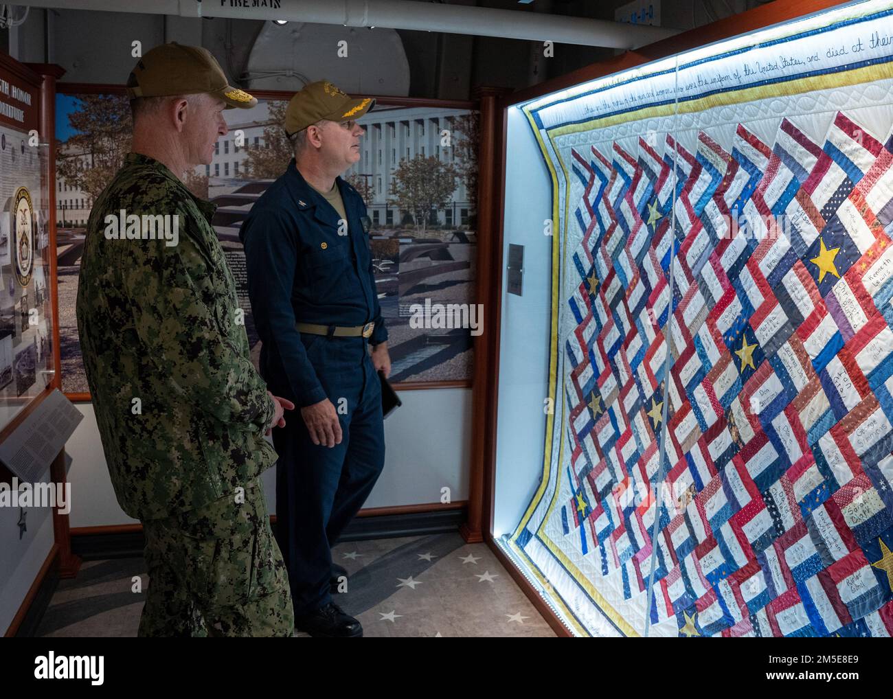 NORFOLK (7 marzo 2022) – il capitano Eric Kellum, comandante della nave portuale di trasporto anfibio di classe San Antonio USS Arlington (LPD 24), offre un tour della sala tributi di Arlington al Vice ADM Daniel Dwyer, comandante della flotta US 2nd, durante una visita di nave, marzo 7. Durante la sua visita, Dwyer presentò monete a marinai carichi di fatica e parlò all'equipaggio delle sue aspettative per le future operazioni per il Kearsarge Amphhibious Ready Group (ARG). Foto Stock