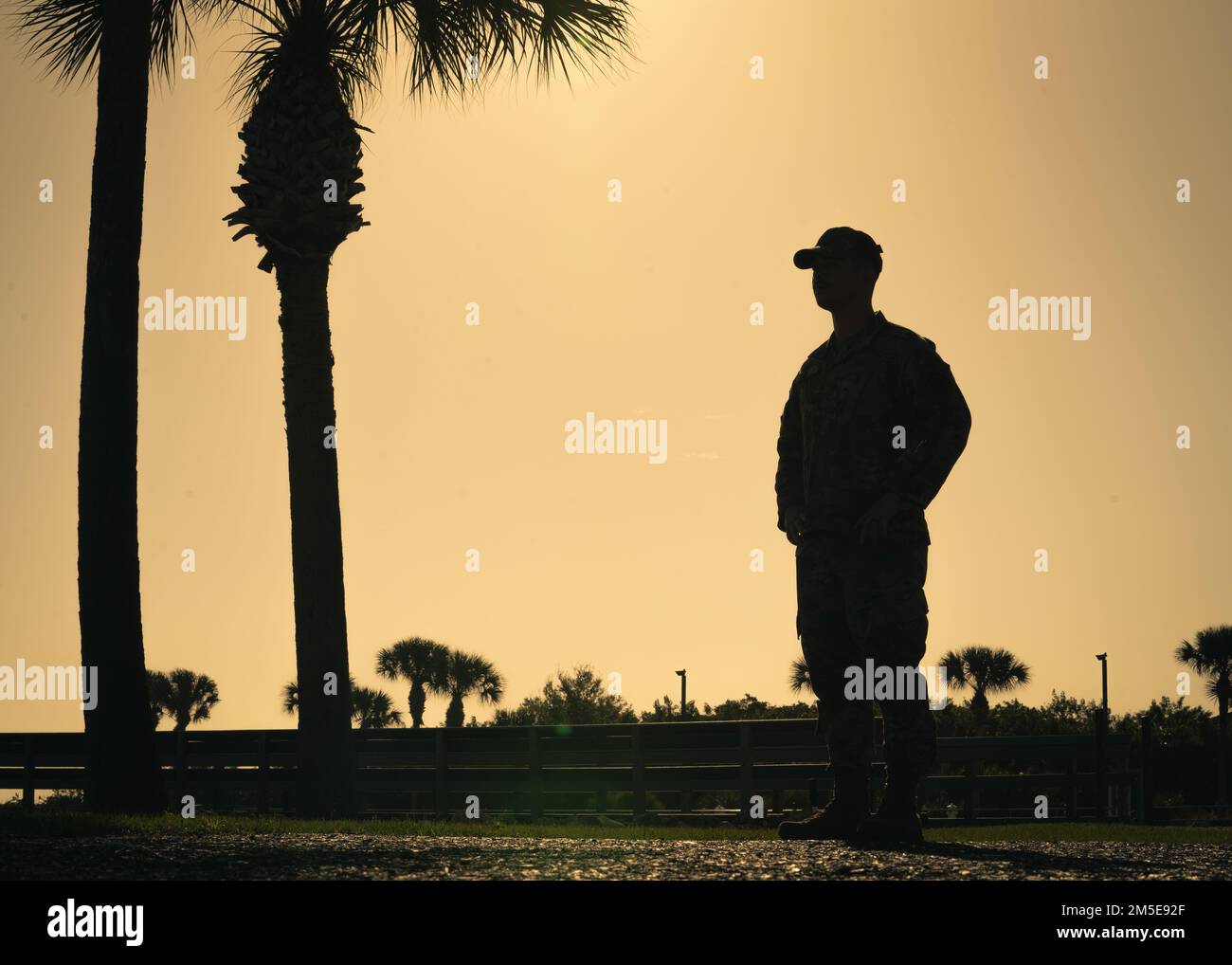 STATI UNITI Air Force Airman 1st Class Ricky King, 6th Communications Squadron radio Frequency Transmission Systems Technician, posa per una foto alla MacDill Air Force base, Florida, 7 marzo 2022. Air Mobility Command ha selezionato King come candidato per il Premio Vanguard dell'Associazione degli ufficiali non commissionati che onora i membri del servizio di ogni filiale per i loro atti di eroismo. Re è stato nominato per la sua tempestiva risposta nel aiutare le vittime di una collisione del veicolo. Foto Stock