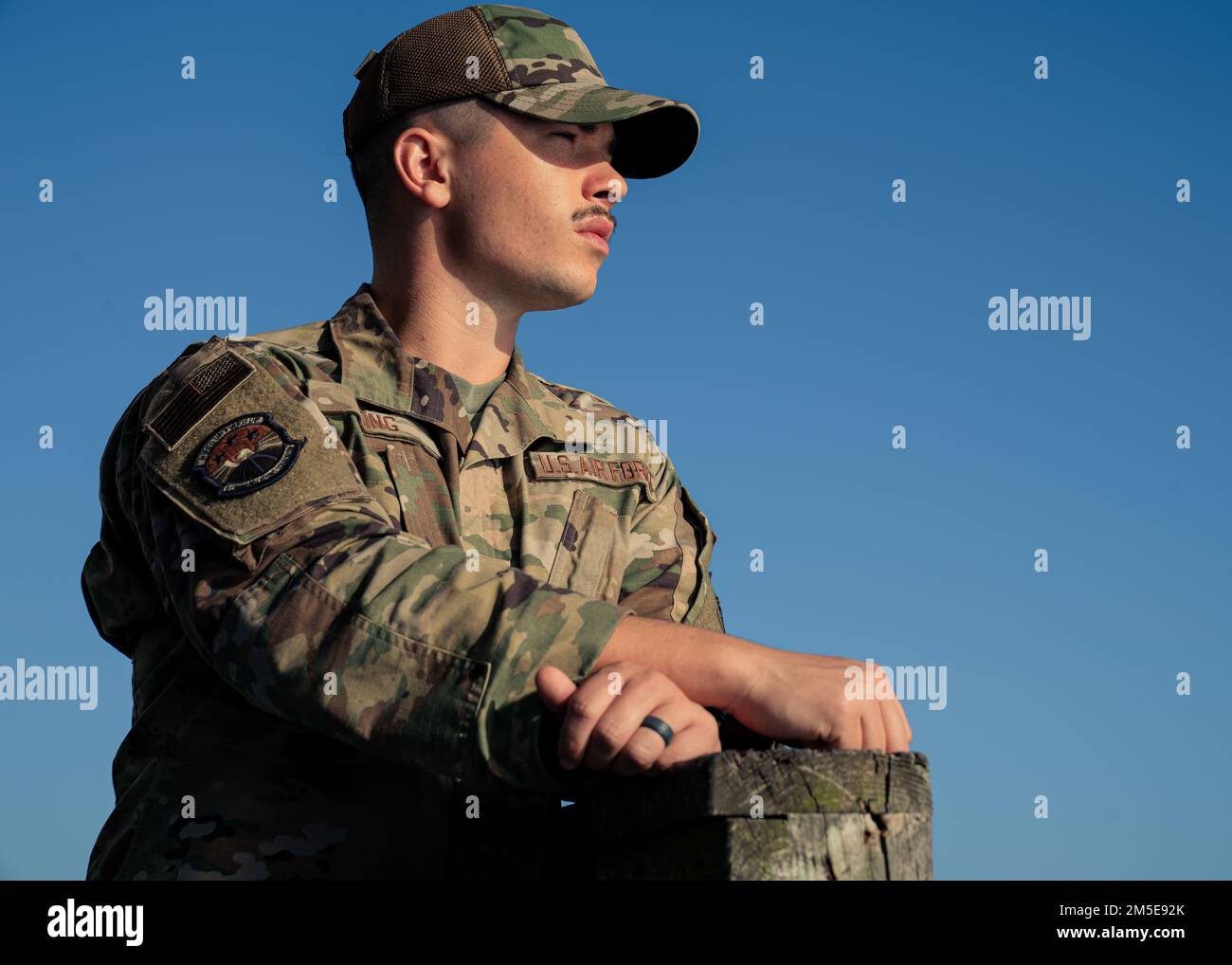 STATI UNITI Air Force Airman 1st Class Ricky King, 6th Communications Squadron radio Frequency Transmission Systems Technician, posa per una foto alla MacDill Air Force base, Florida, 7 marzo 2022. Air Mobility Command ha selezionato King come candidato per il Premio Vanguard dell'Associazione degli ufficiali non commissionati che onora i membri del servizio di ogni filiale per i loro atti di eroismo. Re è stato nominato per la sua tempestiva risposta nel aiutare le vittime di una collisione del veicolo. Foto Stock