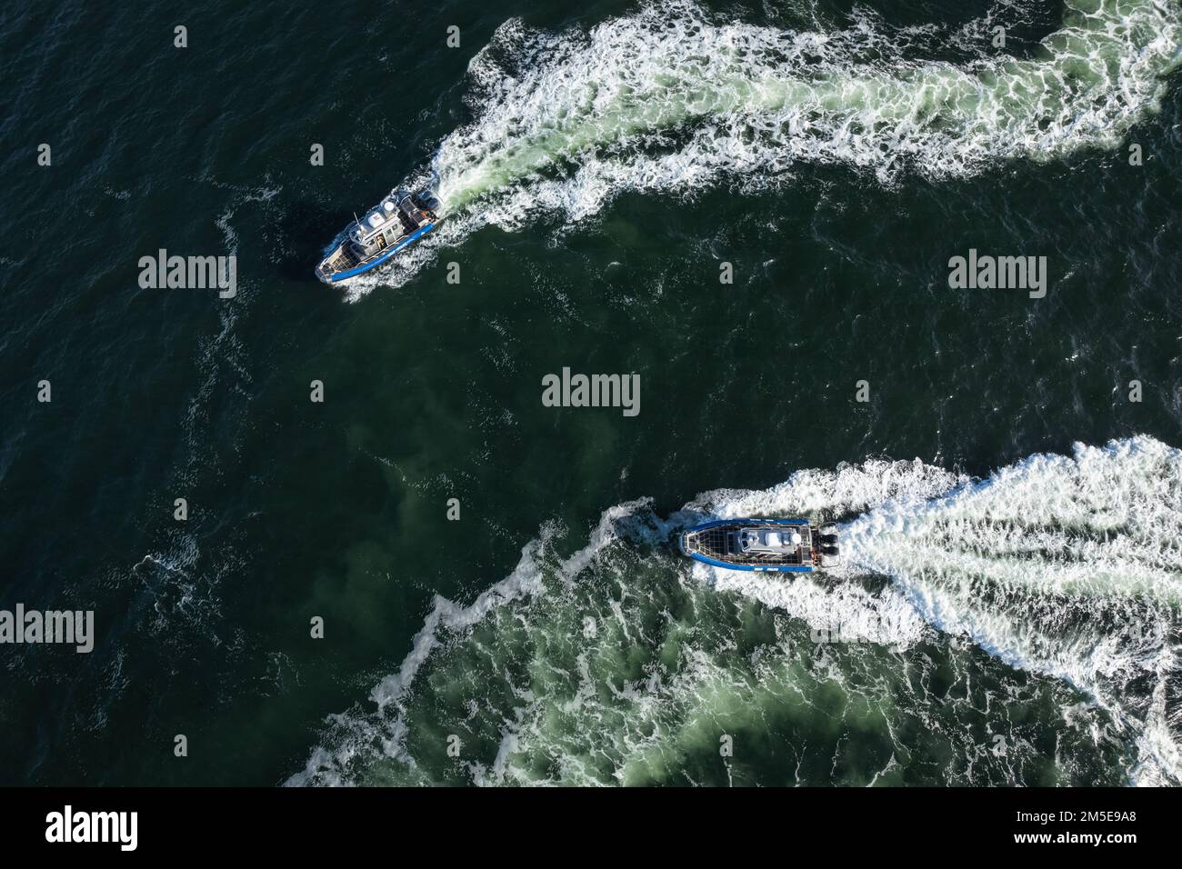 Due Stati Uniti Air Force Marine Patrol Boats assegnati al 6th Security Forces Squadron sono mostrati condurre manovre ad alta velocità a Tampa Bay, Florida, 7 marzo 2022. La formazione quotidiana assicura che i pattugliatori marini di MacDill siano pronti a proteggere la base e il suo personale in caso di emergenza. Foto Stock