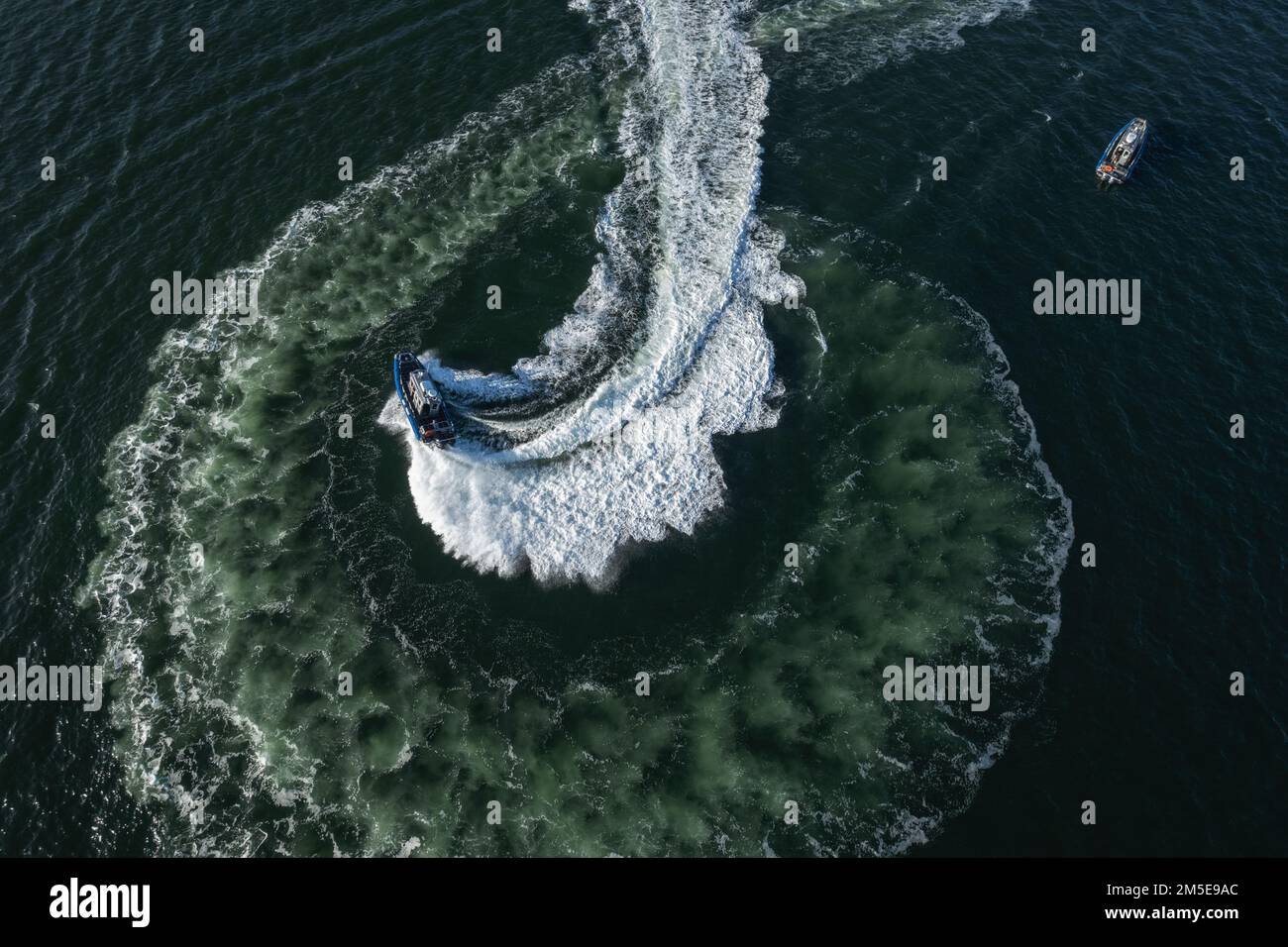 NEGLI STATI UNITI Air Force Marine Patrol Boat assegnato al 6th Security Forces Squadron è mostrato eseguire manovre ad alta velocità a Tampa Bay, Florida, 7 marzo 2022. La formazione quotidiana assicura che 6th pattugliatori marini SFS siano pronti a proteggere la base e il suo personale in caso di emergenza. Foto Stock