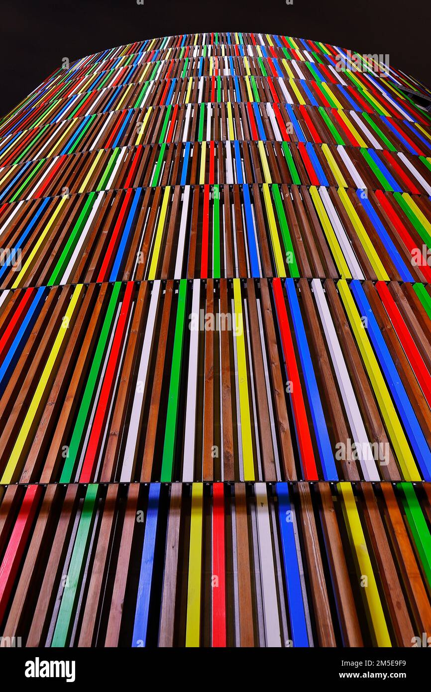 Edificio colorato rivestito di strisce al Leeds Dock nel West Yorkshire, Regno Unito Foto Stock