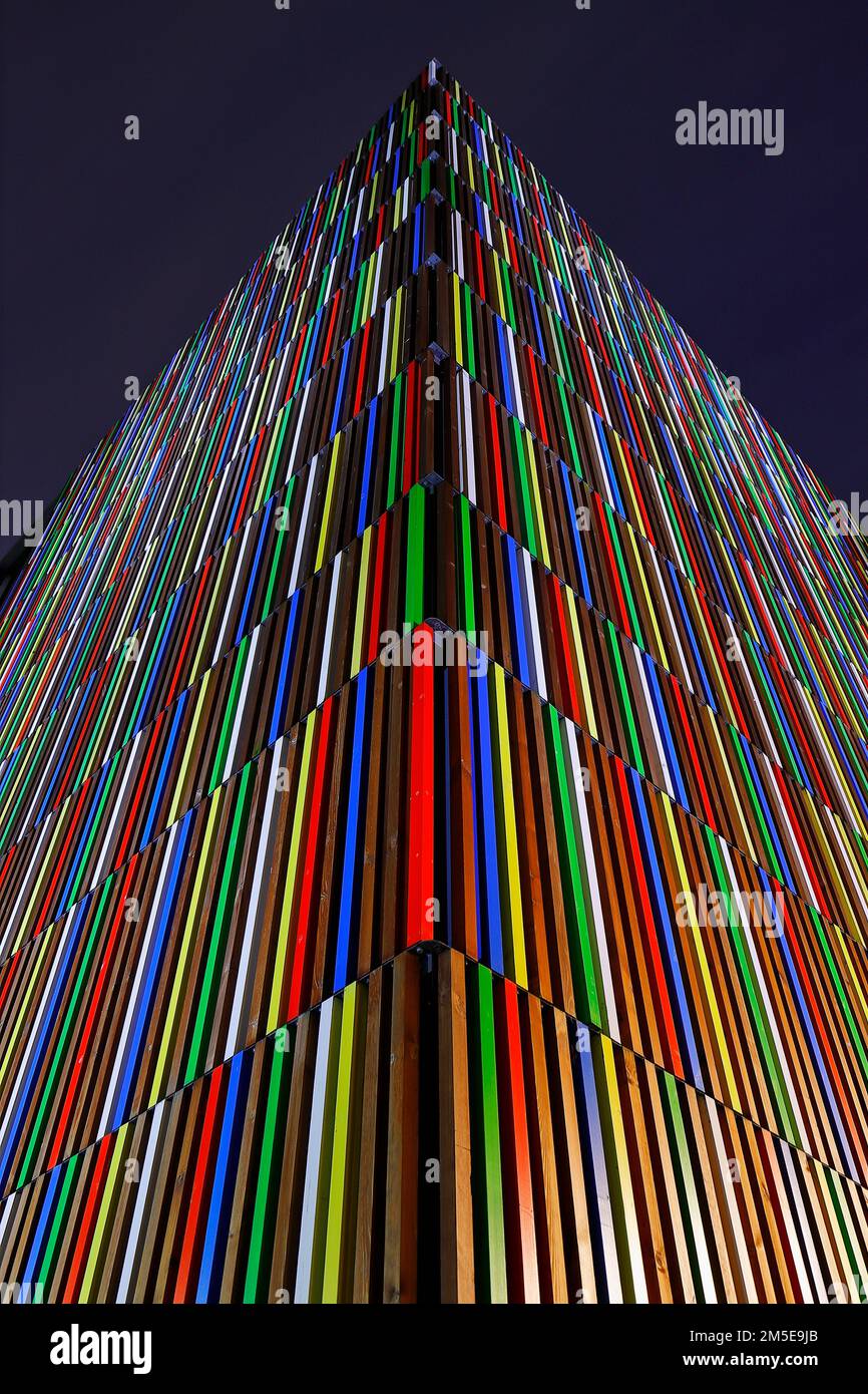 Edificio colorato rivestito di strisce al Leeds Dock nel West Yorkshire, Regno Unito Foto Stock