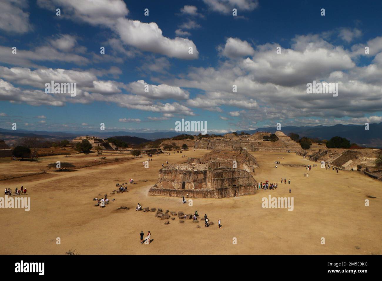 Oaxaca de Juarez, Messico. 27th Dec, 2022. I turisti godono le loro vacanze visitando la zona archeologica di Monte Alban, situata a 8 km dalla città di Oaxaca de Juarez. Fu l'antica capitale degli Zapotecs e una delle prime città della Mesoamerica, e una delle più popolari durante il suo periodo di massimo splendore. Il 27 dicembre 2022 a Oaxaca de Juarez, Messico. (Credit Image: © Carlos Santiago/eyepix via ZUMA Press Wire) Foto Stock