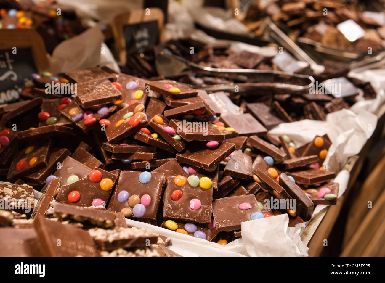Primo piano del cioccolato in un negozio di cioccolato a Bruxelles Foto Stock
