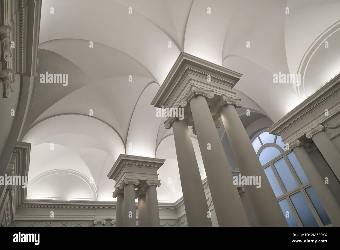 Vista dal basso angolo bianco del soffitto di una sala del Museo reale di Belle Arti di Bruxelles Foto Stock