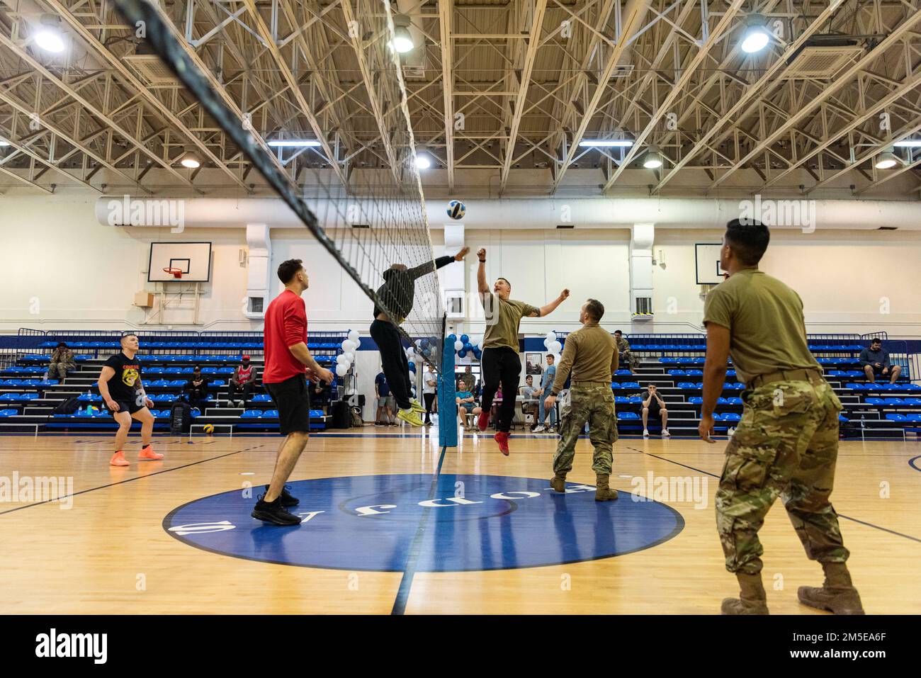 I militari provenienti da tutta l'ala della base aerea 39th partecipano a un torneo di pallavolo durante l'evento di calcio-off del Fondo di assistenza dell'aeronautica militare presso la base aerea di Incirlik, Turchia, 3 marzo 2022. AFAF è una raccolta di quattro enti di beneficenza che uniscono i loro sforzi per fornire assistenza umanitaria, sostegno educativo e aiuto finanziario ai membri della nostra famiglia dell'aeronautica in stato di bisogno. Foto Stock