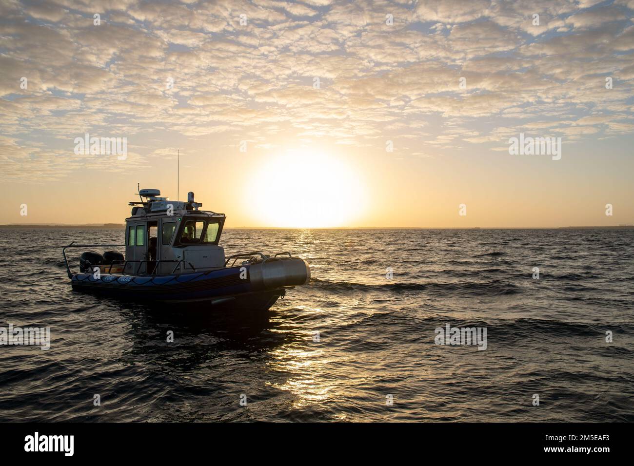 A 6th forze di sicurezza Squadron barca pattuglia la costa Restricted Area (CRA) che circonda MacDill Air Force base, Florida, 7 marzo 2022. I pattugliatori marini sono responsabili del pattugliamento del CRA di MacDill, che copre oltre 11 miglia di costa e si espande nelle baie di Tampa e Hillsborough. Foto Stock