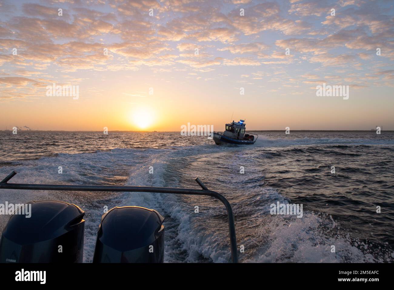 Due barche di pattuglia assegnate all'unità di pattuglia marina Squadron delle forze di sicurezza 6th simulano la detenzione di una nave non autorizzata a Tampa Bay, Florida, 7 marzo 2022. I pattugliatori marini conducono esercitazioni quotidiane di addestramento per mantenere la preparazione per gli eventi del mondo reale. Foto Stock