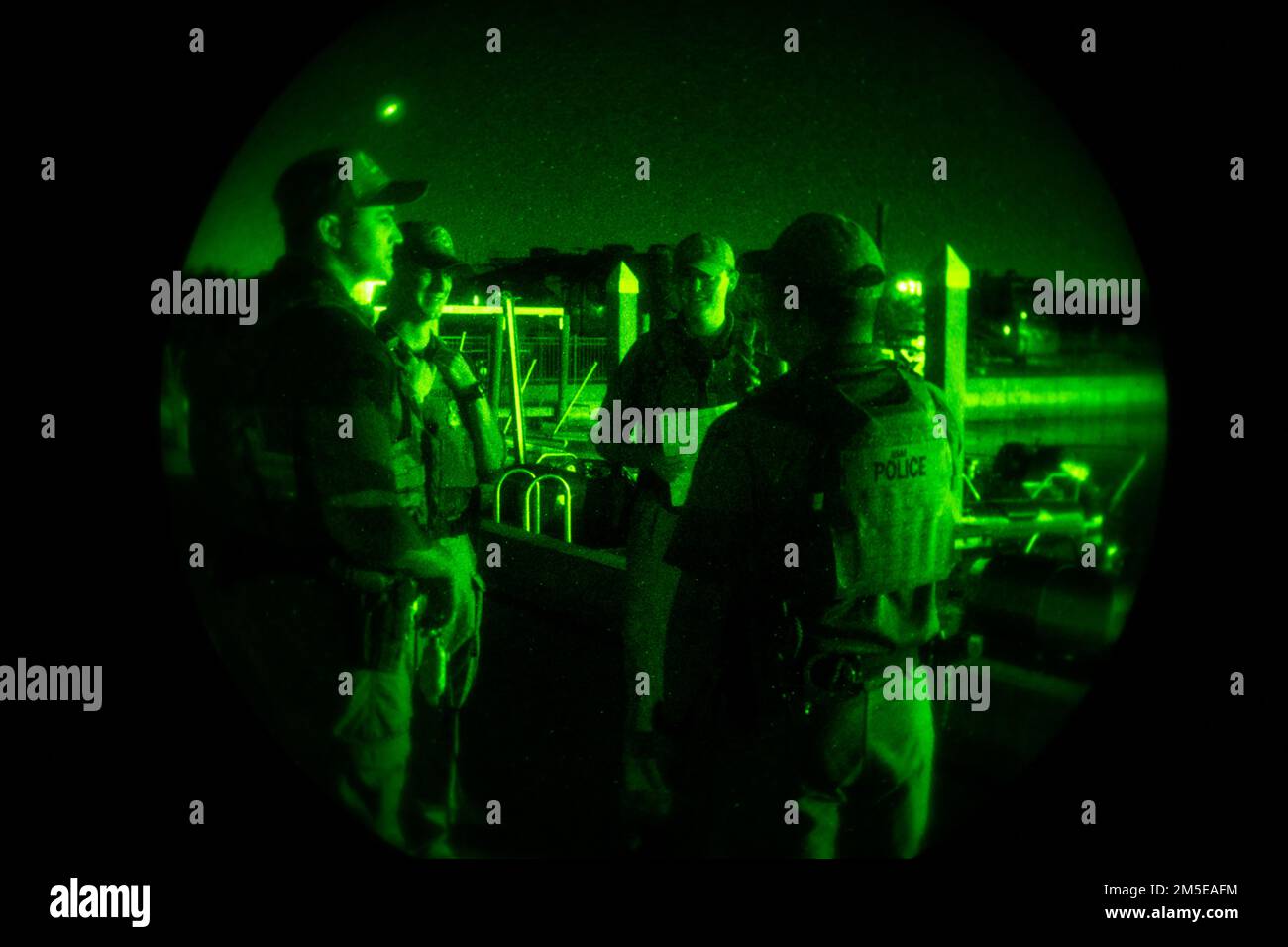 I pattugliatori marini assegnati allo Squadrone delle forze di sicurezza del 6th conducono un cambio di turno alla base dell'aeronautica militare di MacDill, Florida, 7 marzo 2022. L'unità di pattugliamento marino 6th SFS è l'unica unità di pattugliamento marino 24/7 negli Stati Uniti Forza aerea. Foto Stock