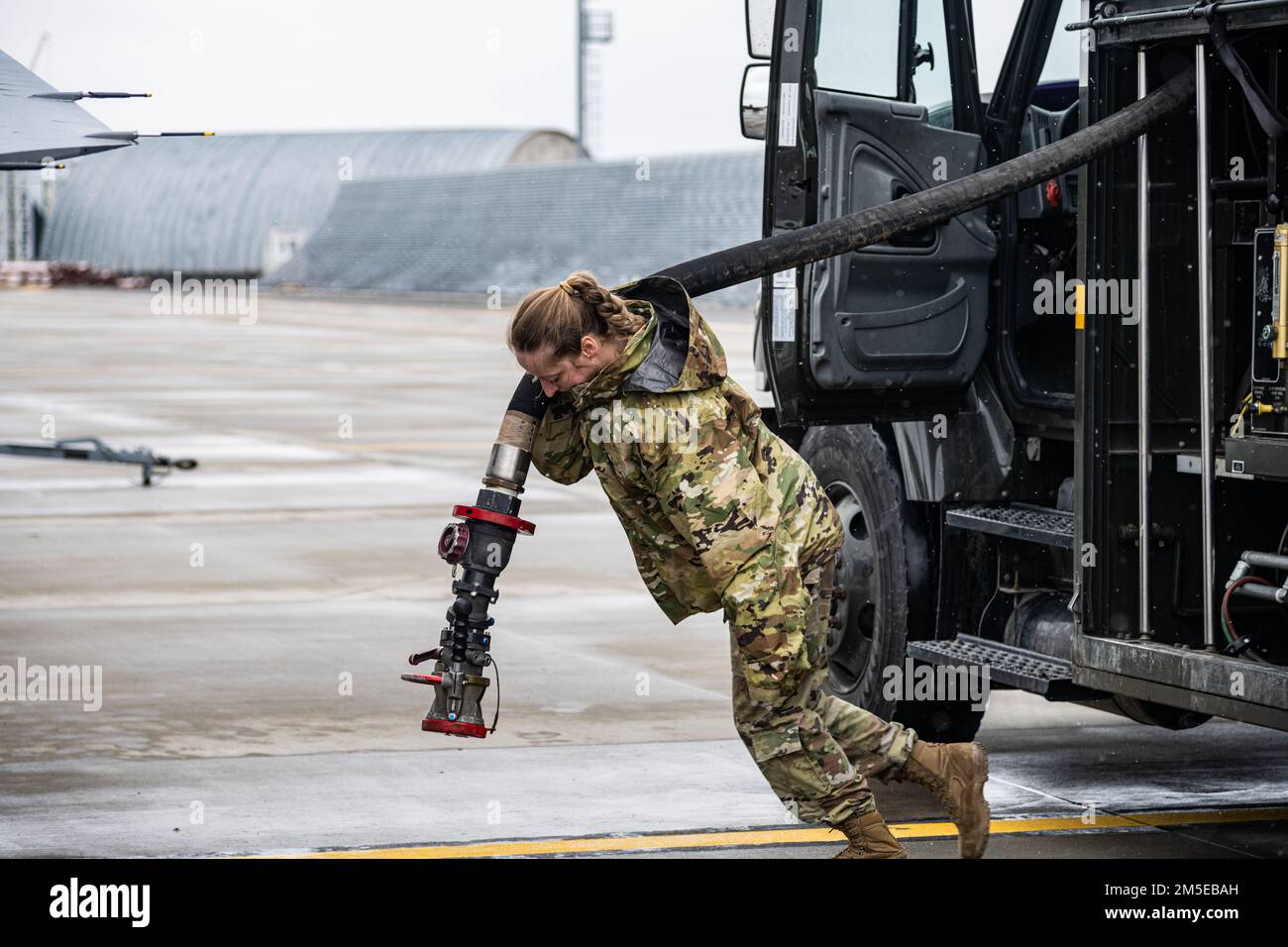 STATI UNITI Il personale dell'aeronautica Sgt. Lorina Hochstetler, dal volo del 480th Expeditionary Fighter Squadron petrolio, oli e lubrificanti, si prepara a rifornire un aereo da combattimento Falcon F-16 alla base aerea di Spangdahlem, Germania, presso la base aerea 86th, Romania, 7 marzo 2022. POL Airmen lavora fianco a fianco con le controparti rumene per utilizzare l'attrezzatura di rifornimento e acquistare carburante. Foto Stock