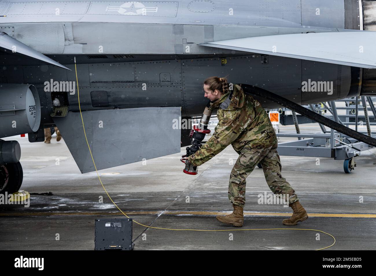 STATI UNITI Il personale dell'aeronautica Sgt. Lorina Hochstetler, dal volo del 480th Expeditionary Fighter Squadron petrolio, oli e lubrificanti, si prepara a rifornire un aereo da combattimento Falcon F-16 alla base aerea di Spangdahlem, Germania, presso la base aerea 86th, Romania, 7 marzo 2022. POL Airmen lavora fianco a fianco con le controparti rumene per utilizzare l'attrezzatura di rifornimento e acquistare carburante. Foto Stock