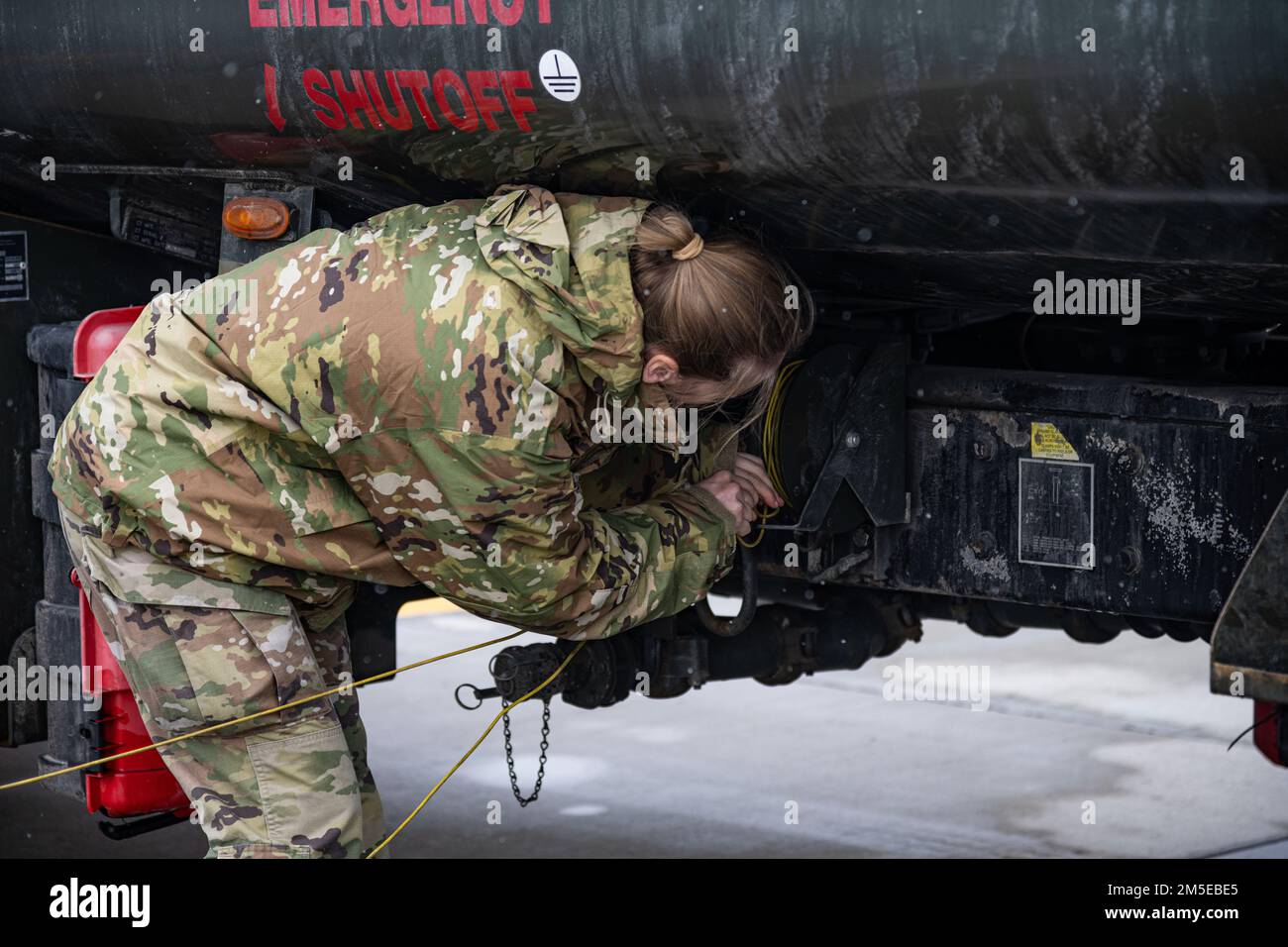 STATI UNITI Il personale dell'aeronautica Sgt. Lorina Hochstetler, dal volo del 480th Expeditionary Fighter Squadron petrolio, oli e lubrificanti, si prepara a rifornire un aereo da combattimento Falcon F-16 alla base aerea di Spangdahlem, Germania, presso la base aerea 86th, Romania, 7 marzo 2022. Le controparti POL rumene hanno permesso al 480th EFS di operare al di fuori del 86th AB attraverso il loro continuo sostegno di Airmen e il fabbisogno di carburante degli aeromobili F-16. Foto Stock