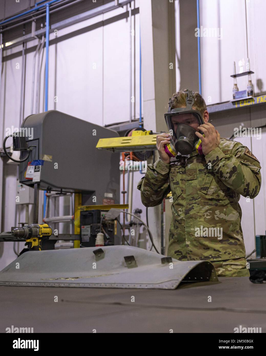 STATI UNITI Air Force Senior Airman Evan Rarick, 380th manutenzione ordinaria tecnico di manutenzione strutturale di aerei Squadron, testa il suo respiratore prima di lavorare alla base aerea di al Dhafra, Emirati Arabi Uniti, 7 marzo 2022. Manutenzione strutturale degli aeromobili gli Airmen fabbricano una varietà di parti metalliche per riparazioni di aeromobili e veicoli, nonché progetti di costruzione su base. Foto Stock