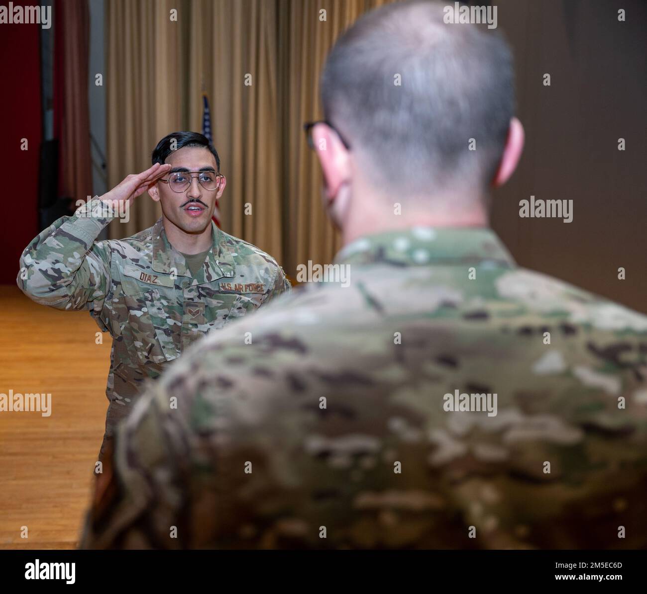 Senior Airman Victor Diaz, 28th Security Forces Squadron Military Working dog handler, riferisce a Major Rudolph McIntyre IV, 28th Security Forces Squadron Commander, finalizzando il suo scenario di cane da lavoro alla base aerea di Ellsworth, S.D., 7 marzo 2022. Diaz ha ottenuto un punteggio di passaggio ed è stato certificato per essere abbinato a Lezer per future pattuglie. Foto Stock