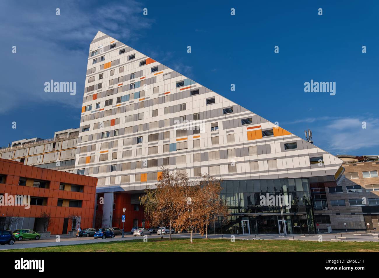 Business e residenziale edificio di appartamenti R5 forma triangolare, architettura moderna e contemporanea nella città di Lubiana in Slovenia. Foto Stock