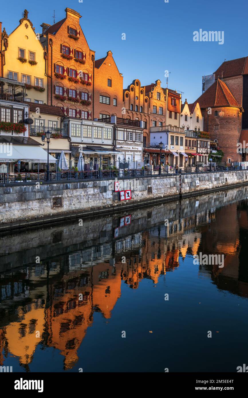 Skyline della Città Vecchia all'alba nella città di Danzica in Polonia. Case storiche a Long Embankment con riflessione nel fiume. Foto Stock