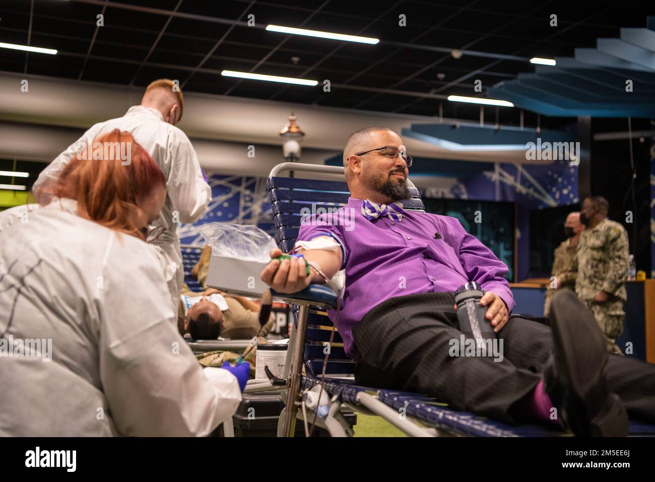Edward Wilhite, un sostenitore vittima del programma di difesa della famiglia, dona sangue al 2nd° programma annuale di trasmissione del sangue a tre confini presso l'hub di Brunssum, Paesi Bassi, 7 marzo 2022. L'Armed Services Blood Program ha avuto un obiettivo di 80 donazioni di sangue per l'evento, che è stato superato quando 108 persone sono venuti e ha dato abbastanza sangue per salvare o migliorare fino a 324 vite. Foto Stock