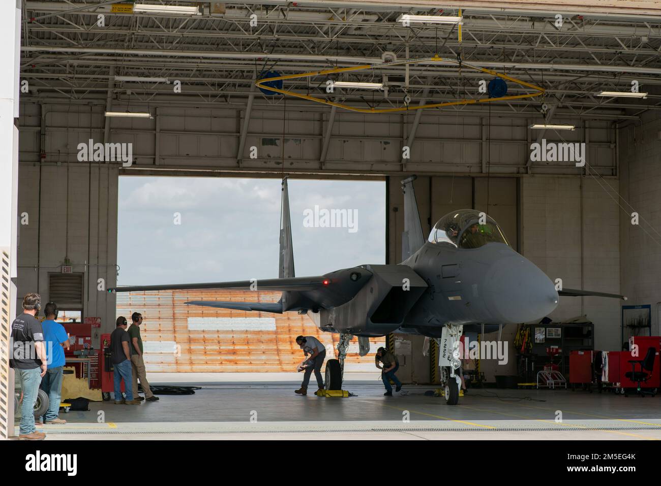 con-l-assistenza-dei-membri-del-561st-aircraft-maintenance-squadron-il