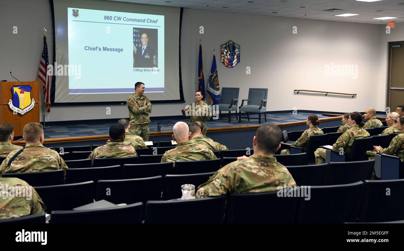 Richard Erredge, comandante della 960th Cyberspace Wing, e il Maestro capo Sgt. Billie Baber, capo del comando della 960th CW, parlano durante la sessione inaugurale del 960th CW Additional-Duty First Sergeants’ Symposium il 7 marzo 2022, presso la Joint base di San Antonio-Lackland, Texas. Il simposio ha fornito opportunità di formazione e di networking a più di 55 membri di Reserve, Guard e Active-duty. Foto Stock