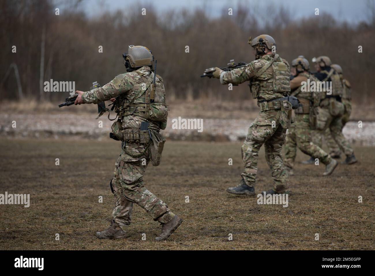 Special Operations Forces members with 10th Special Forces Group spara e si sposta in una zona pianeggiante vicino Kaunas, Lituania 7 marzo 2022. La formazione Advanced Combat Marksmanship è progettata per assomigliare alla gestione delle armi in ambienti urbani e rurali e supporta sia le abilità individuali che la preparazione delle unità. Foto Stock