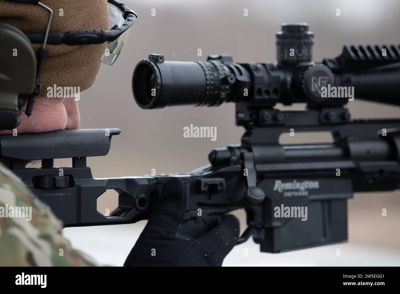 STATI UNITI Special Operations Forces member with 10th Special Forces Group sights on a target durante la pratica di cecchino vicino a Kaunas, Lituania 7 marzo 2022. La formazione avanzata migliora la preparazione alla missione e mantiene le competenze individuali. Foto Stock
