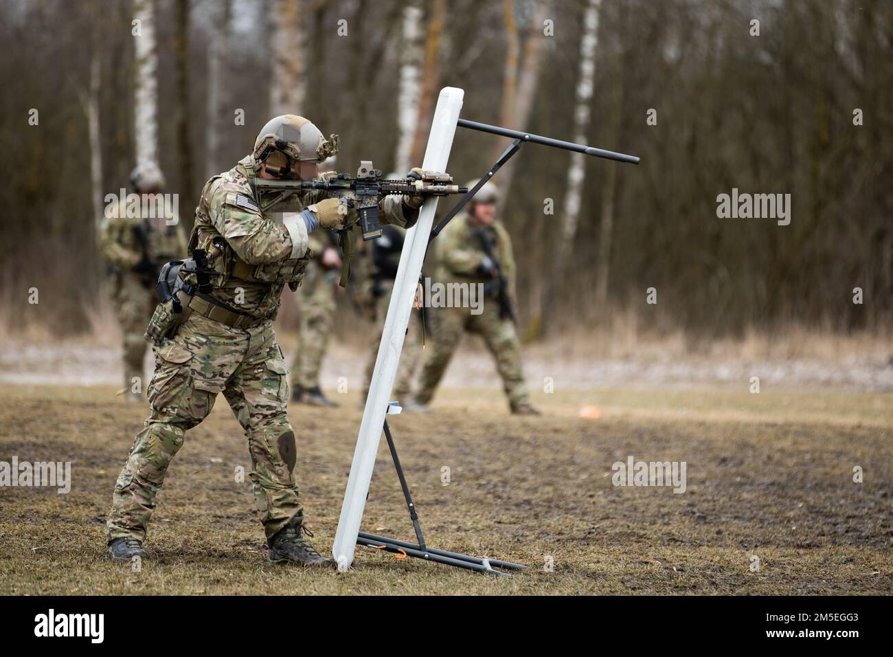 Un membro delle forze operative speciali con 10th Special Forces Group spara da una barricata di addestramento mentre i compagni di squadra aspettano il loro turno su una linea piatta vicino Kaunas, Lituania 7 marzo 2022. L'addestramento avanzato di marksmanship di combattimento è progettato per assomigliare alla manipolazione delle armi negli ambienti urbani e rurali e supporta sia le abilità individuali che la preparazione delle unità. Foto Stock