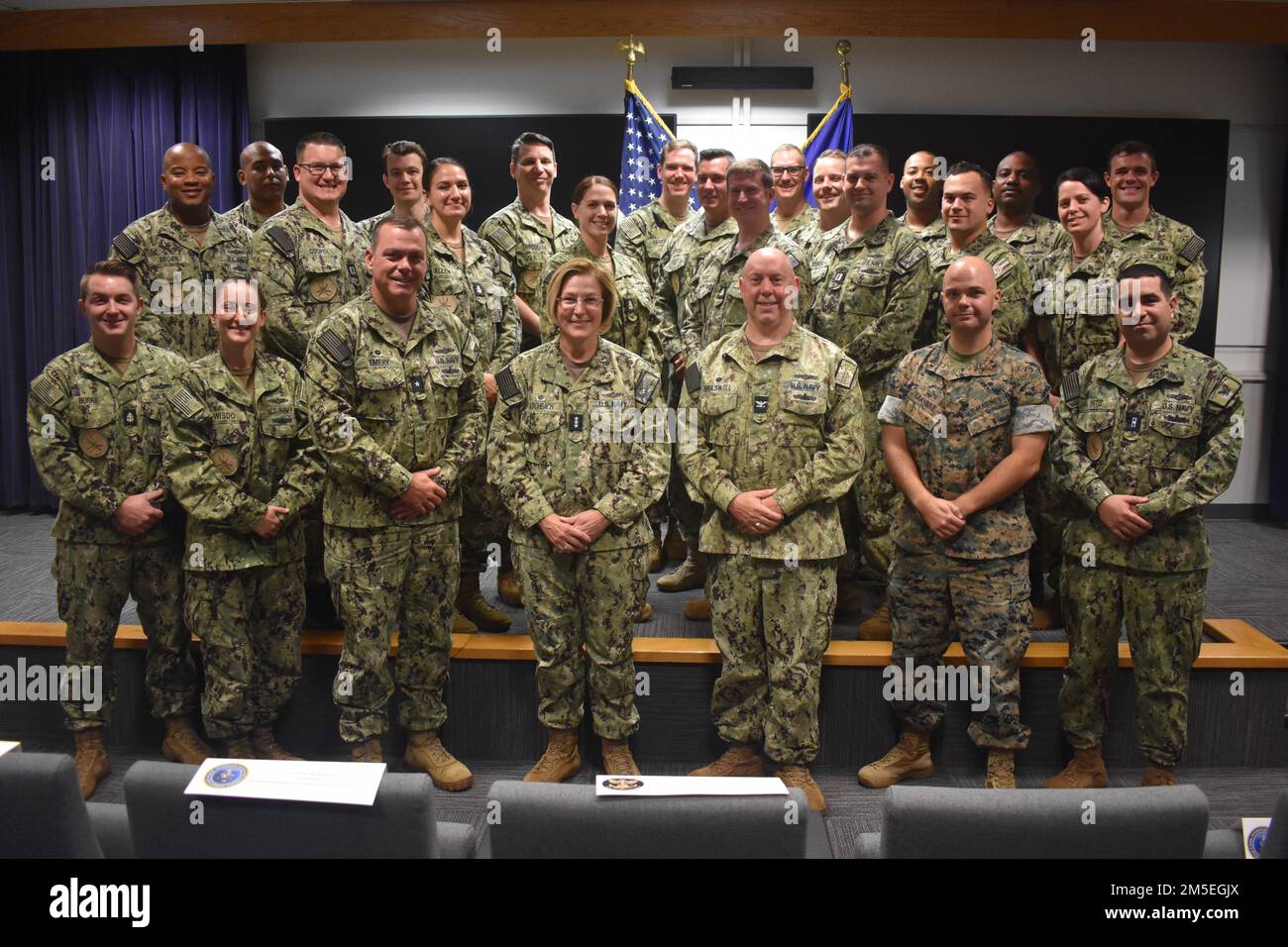 Norfolk, Virginia – Da sinistra a destra, in prima fila al centro, dietro l'ADM. Gregory K. Emery, comandante, Naval Information Forces Reserve, Vice ADM. Kelly Aeschbach, comandante, Naval Information Forces, e il capitano Bryan Braswell, comandante, Naval Information Warfighting Development Center, si trovano in fila con il gruppo più recente di istruttori di tattiche di guerra. (Ufficiale degli Stati Uniti Navy foto / rilasciato) Foto Stock