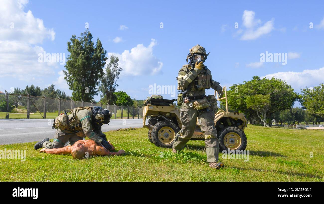 Gli operatori del 31st Rescue Squadron simulano un'operazione di salvataggio salvando vittime simulate durante un allenamento di routine presso la base aerea di Kadena, il 8 marzo 2022. Una formazione di routine simile viene condotta regolarmente presso gli Stati Uniti Air Force si basa in tutto il Giappone e in tutto il mondo per garantire agli Stati Uniti La disponibilità degli airmen a rispondere ad una serie di contingenze potenziali. Foto Stock