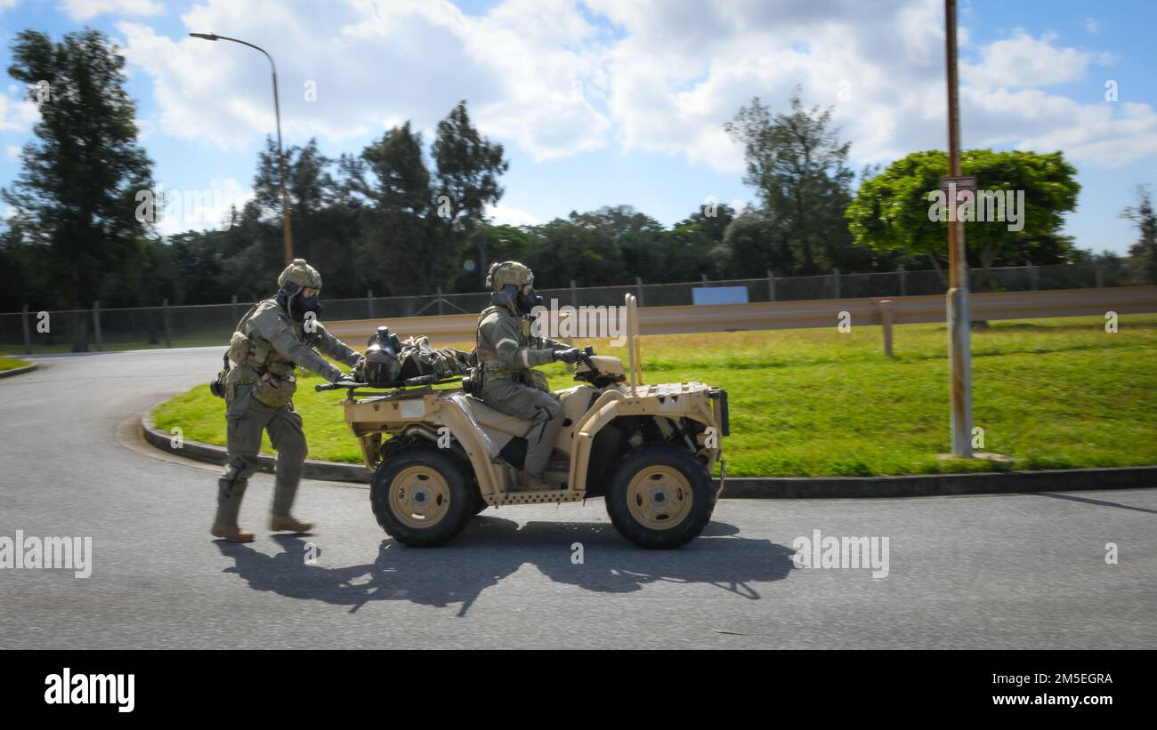 Gli operatori del 31st Rescue Squadron trasportano un incidente simulato durante un esercizio di preparazione di routine presso la base aerea di Kadena, 8 marzo 2022. Il corso è stato ideato per valutare la capacità della base di svolgere la propria missione a sostegno dell'alleanza statunitense con il Giappone e altre nazioni partner, garantendo la stabilità e la sicurezza di un Indo-Pacifico libero e aperto. Foto Stock