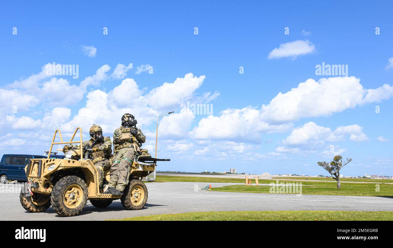 Gli operatori del 31st Rescue Squadron lasciano il loro squadrone per simulare un'operazione di salvataggio durante un allenamento di routine presso la base aerea di Kadena, il 8 marzo 2022. Il corso è stato ideato per valutare la capacità della base di svolgere la propria missione a sostegno dell'alleanza statunitense con il Giappone e altre nazioni partner, garantendo la stabilità e la sicurezza di un Indo-Pacifico libero e aperto. Foto Stock
