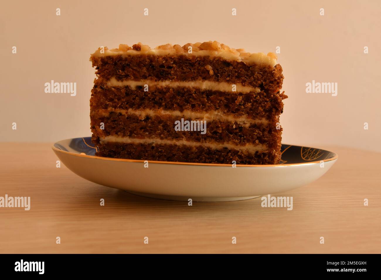 Un pezzo di torta di carote sul piatto Foto Stock