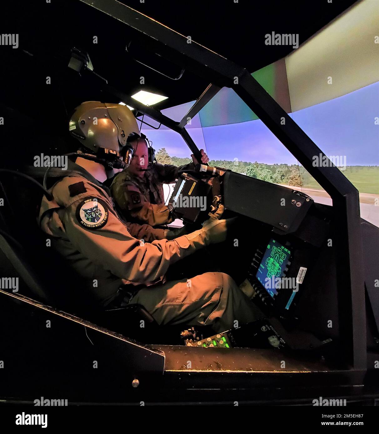 Air Commodore Robert Adang, comandante, Defense Helicopter Command, Royal Netherlands Air Force, prende i controlli in un Apache Longbow Crew Trainer al Goodhand Simulator Complex durante la sua visita negli Stati Uniti Army Aviation Center of Excellence, Fort Rucker, Alabama, 8 marzo 2022. Foto Stock