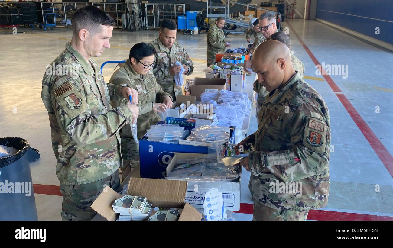 A sostegno dell'Ucraina, la nostra nazione partner nell'ambito del National Guard's state Partnership Program, Airmen della 129th Rescue Wing si sono riuniti per costruire pacchetti di assistenza, il 8 marzo 2022, presso la Moffett Air National Guard base, California. I pacchetti saranno inviati all'estero e dati ai rifugiati ucraini sfollati dalla guerra con la Russia. Gli Airmen riempirono oltre 300 borse con calzini, snack e articoli per l'igiene orale donati da fondi del Top 3 e del Chief's Group dell'ala per gli aiuti umanitari. Foto Stock