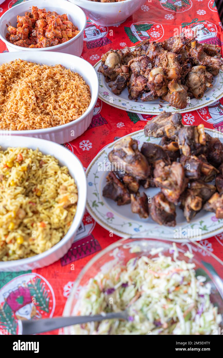 Piatti nigeriani serviti a pranzo di natale pronti per essere serviti Foto Stock