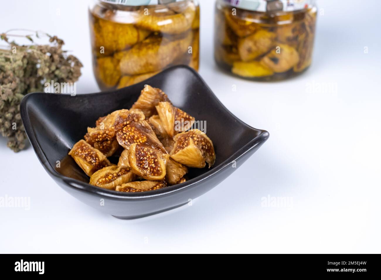 Ciotola di marmellata di fichi. Inceppamento della figura isolato su sfondo bianco. Foto Stock