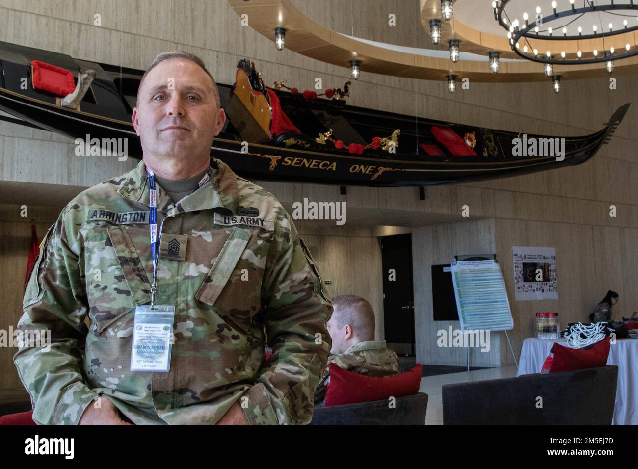 STATI UNITI Comando dell'esercito. Jody Arrington, Command Sgt. Major of Task Force 46, Michigan National Guard, si trova all'esterno dell'auditorium di un esercizio informatico. Dal 8 al 10 marzo 2022, il Cyber Impact Exercise di Buffalo, New York, comprende oltre 150 partecipanti provenienti da 12 Guardia Nazionale dell'Armata, due unità della Riserva dell'Armata, oltre a locali, statali, federali, privati, accademici, E partner canadesi. Il comando di polizia militare del 46th della Guardia Nazionale del Michigan fornisce comando e controllo ai membri del servizio del Dipartimento della Difesa che collaborano e si addestrano con le autorità civili per rispondere efficacemente a un significativo impatto Foto Stock