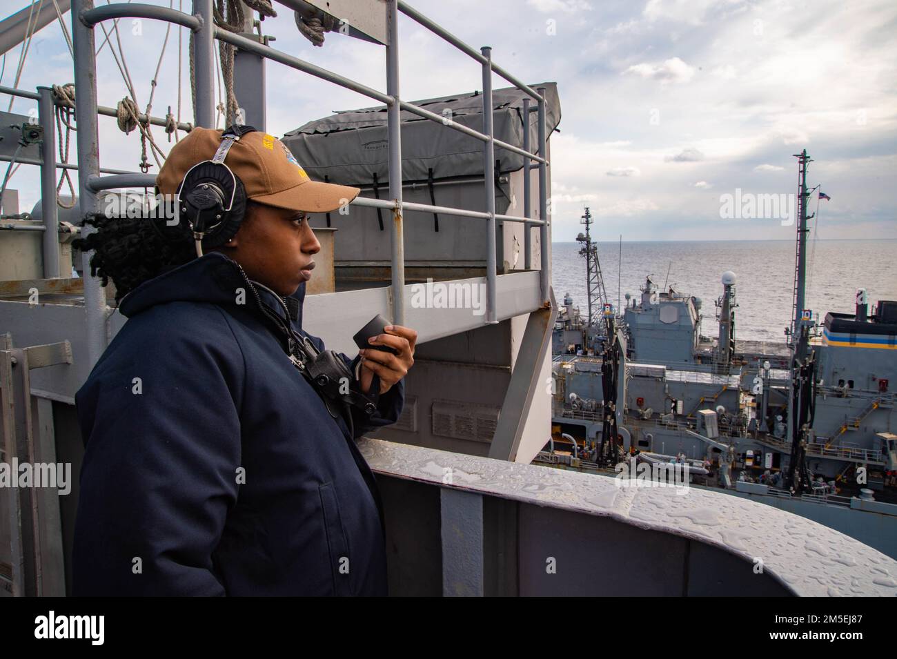 220308-N-TO573-1085 IONIAN SEA (8 marzo 2022) Operations Specialist 2nd Class Deserae Grant, di Dallas, si trova a bordo della portaerei di classe Nimitz USS Harry S. Truman (CVN 75), durante un rifornimento in mare, il 8 marzo 2022. Il gruppo Harry S. Truman Carrier Strike Group è in fase di implementazione pianificata negli Stati Uniti Sesta area di attività Fleet a sostegno degli interessi degli Stati Uniti, alleati e partner in Europa e Africa. Foto Stock